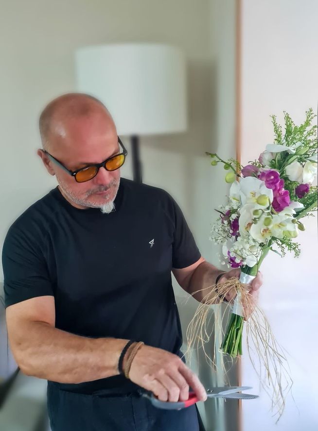 hombre cortando flores